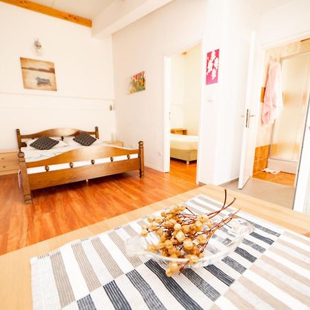 Guesthouse Lastavica โนวาลยา ภายนอก รูปภาพ